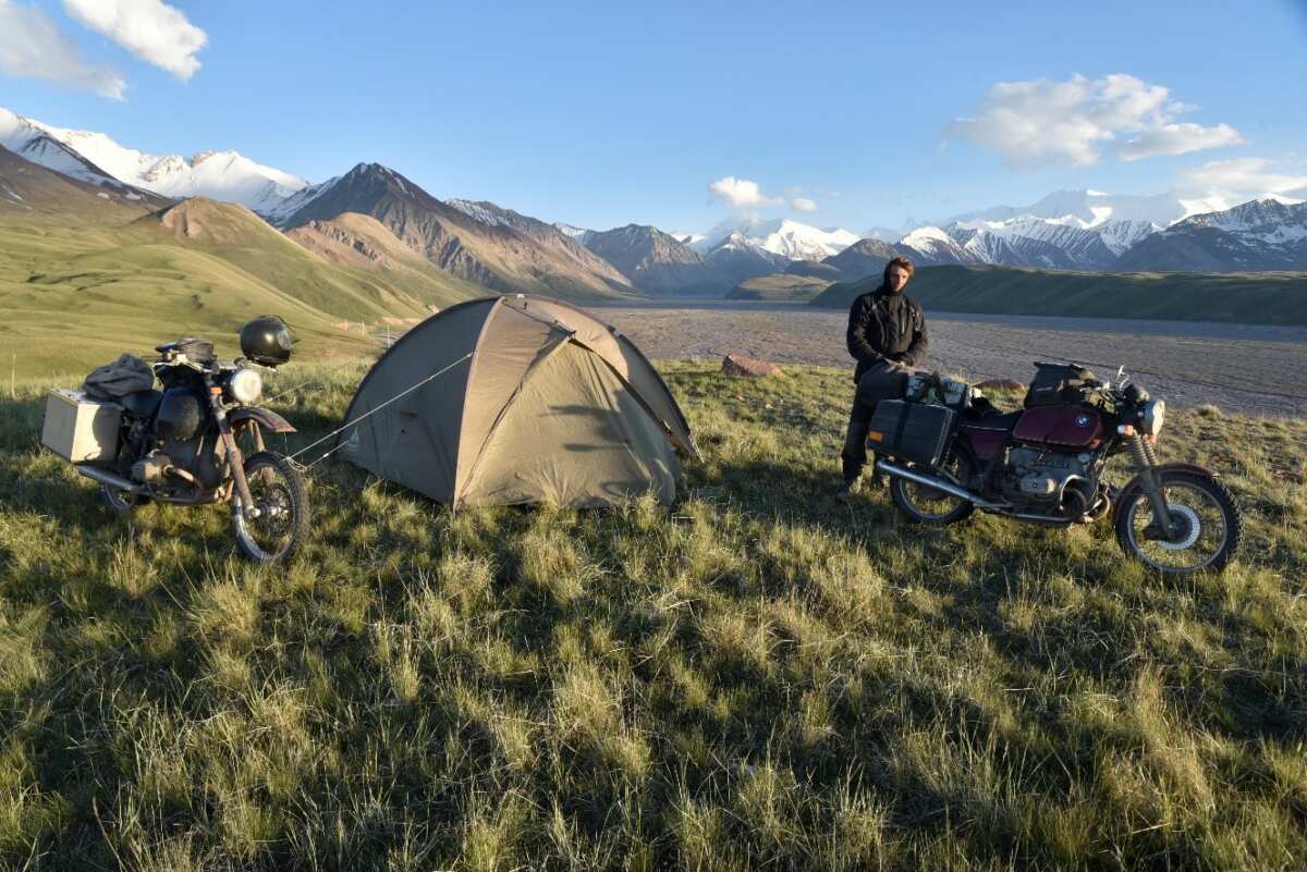 Mit dem BMW Motorrad Boxer im Pamir Gebirge