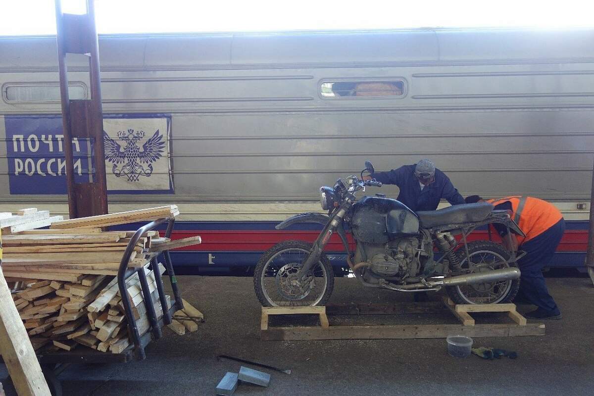 Schnell wird eine Transport-Palette für die Reise mit der Eisenbahn gebastelt. BMW Motorrad Boxer