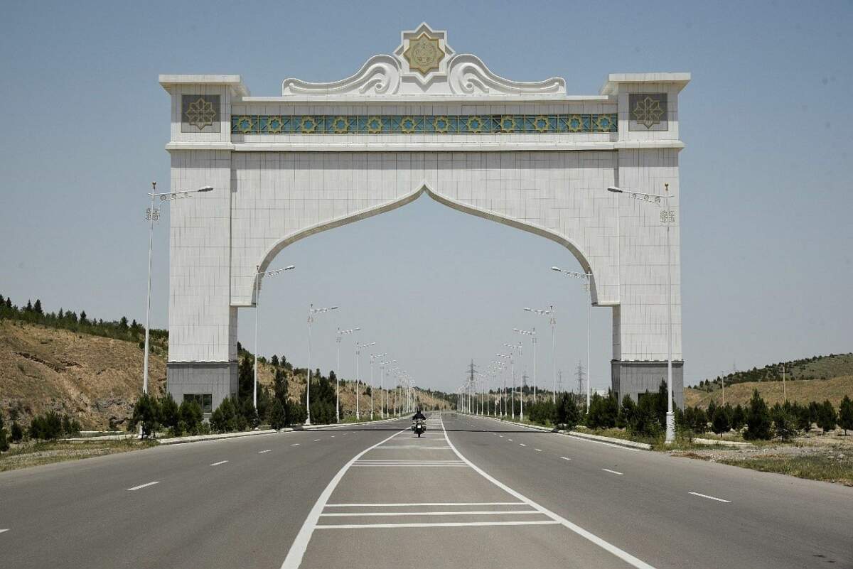 Das Tor in die Hauptstadt Turkmenistans mit dem BMW Motorrad Boxer. Aschgabat ist die größte Stadt des Landes.